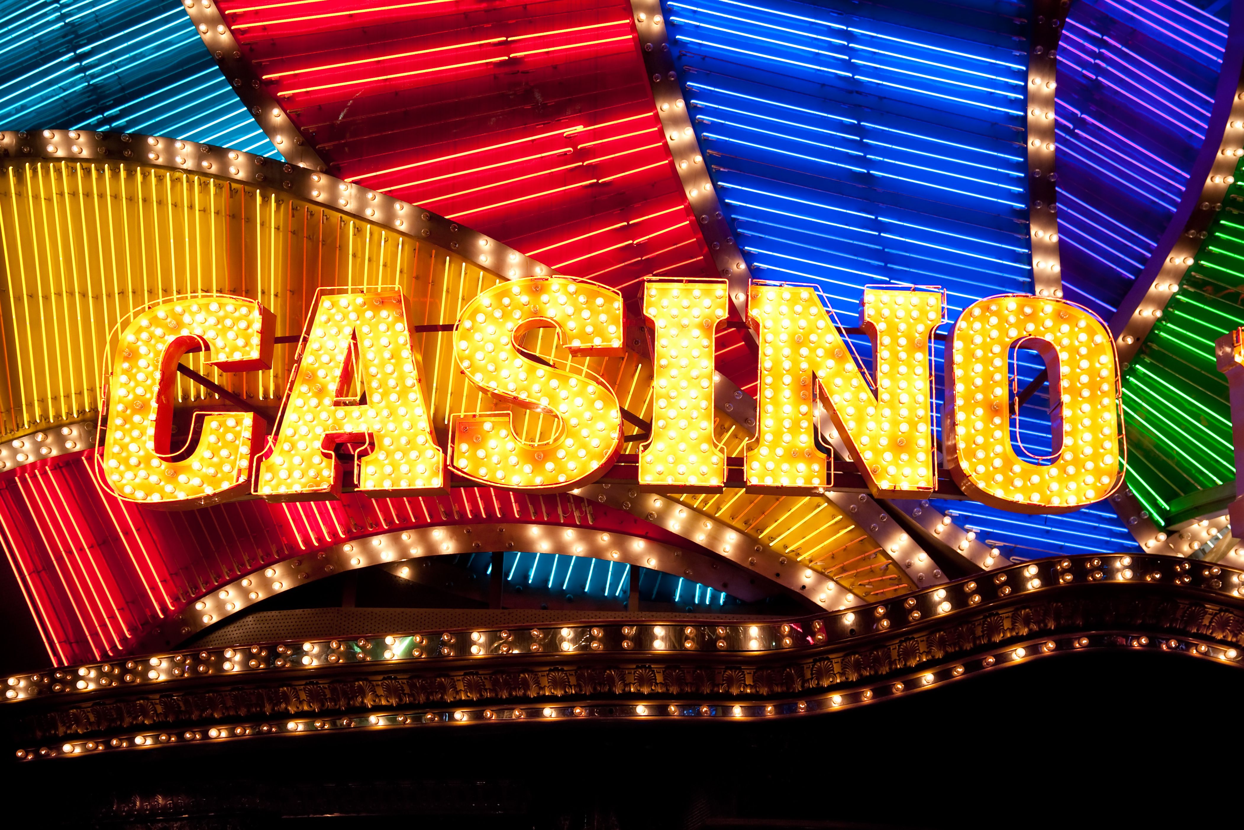 Slot Makinelerinin Gizli Algoritmaları: Şansın mı Yoksa Matematiksel Gerçekliğin mi Yönünde?